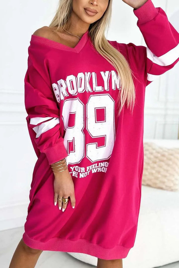 Dame sporty oversized kjole med V-hals og stilfuldt print Stiila