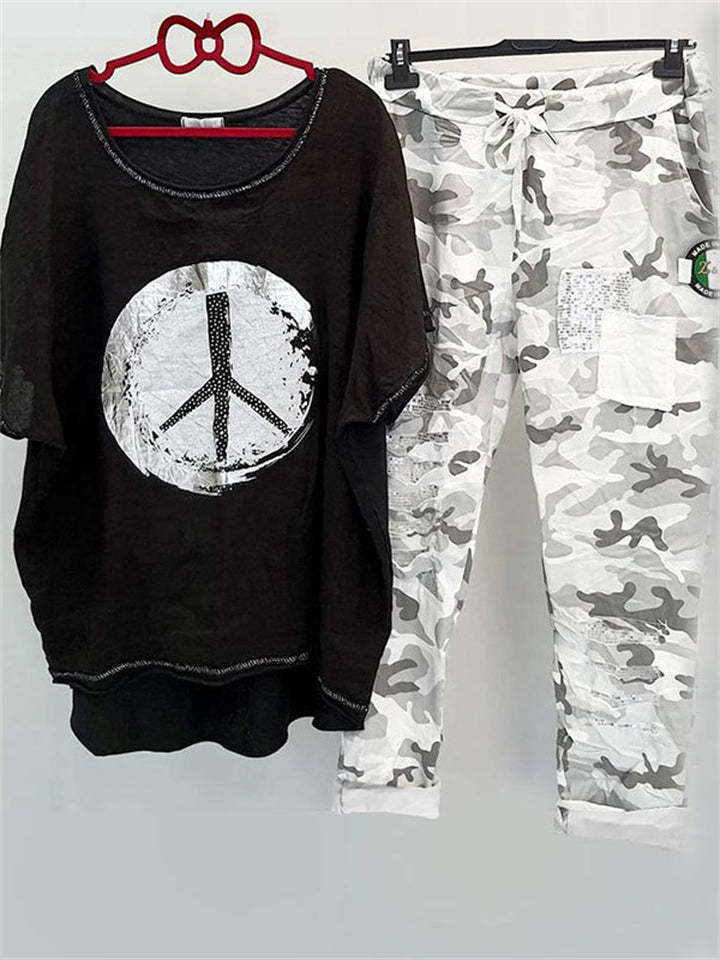 Damer med et afslappet fritidssæt med løst skåret linned-look t-shirt, fredssymbol og camouflage-joggingbukser med patchdetaljer Skovae