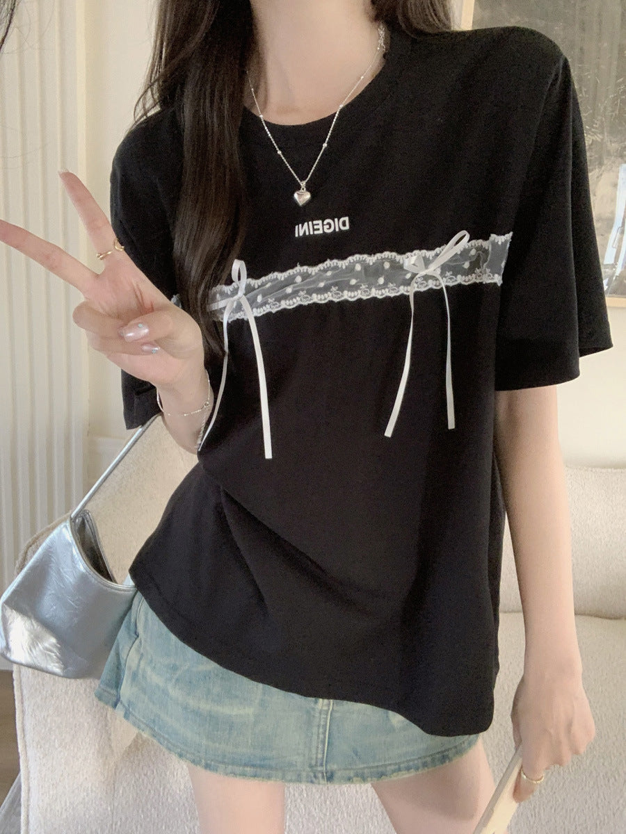 Femme Relaxed Fit Graphic T-Shirt med dekorativt spidsedetalje Stilla