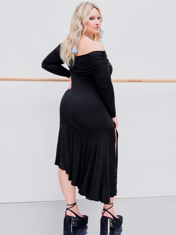 Dame off-shoulder kjole med asymmetrisk kant og flæse detalje Stilla