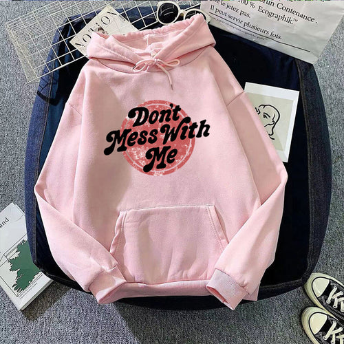 Kvinders hoodie med kreativt statementsdesign Skovae