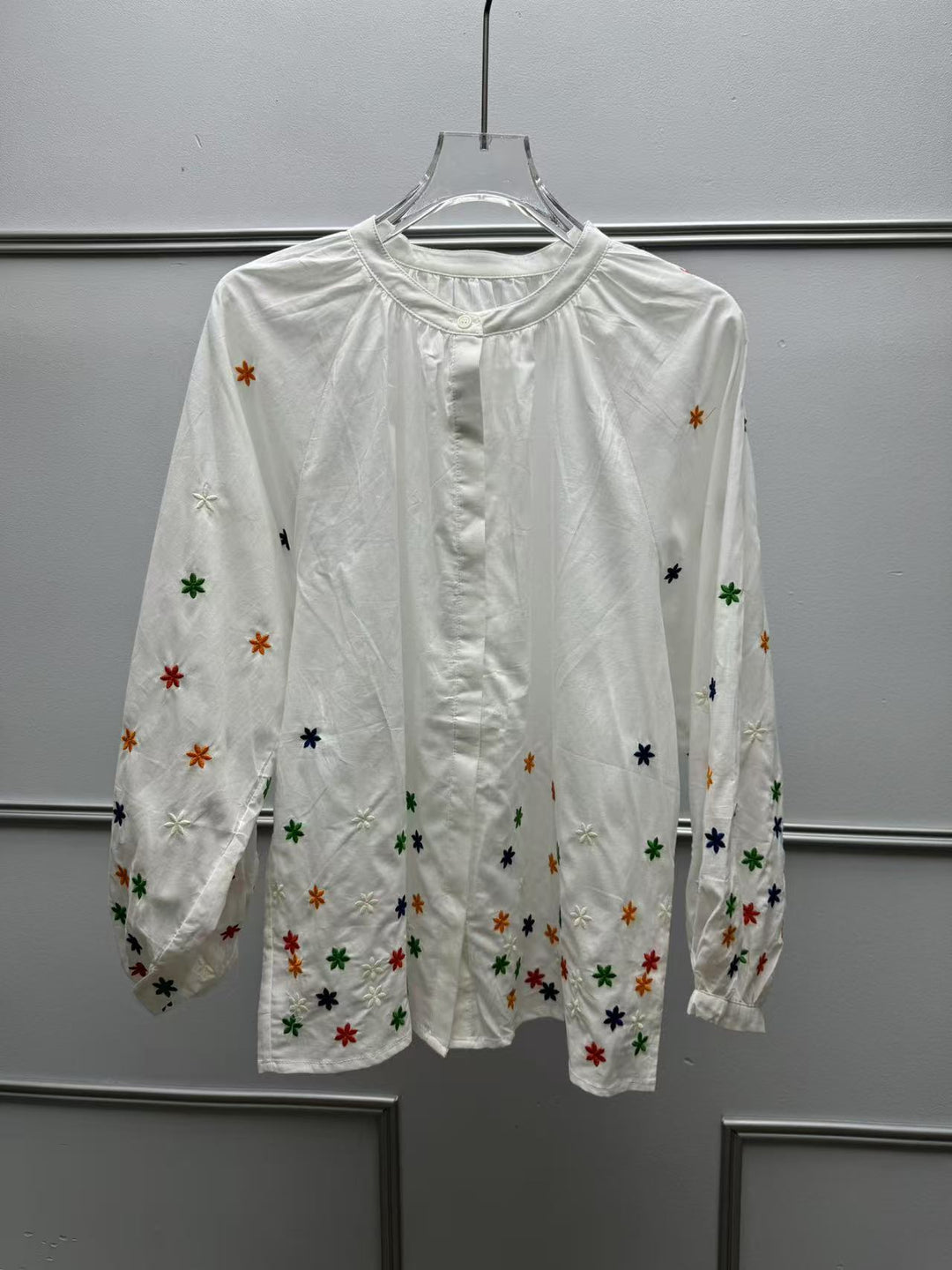 Damebluse med blomstermotiv og rynket ærme Stilla