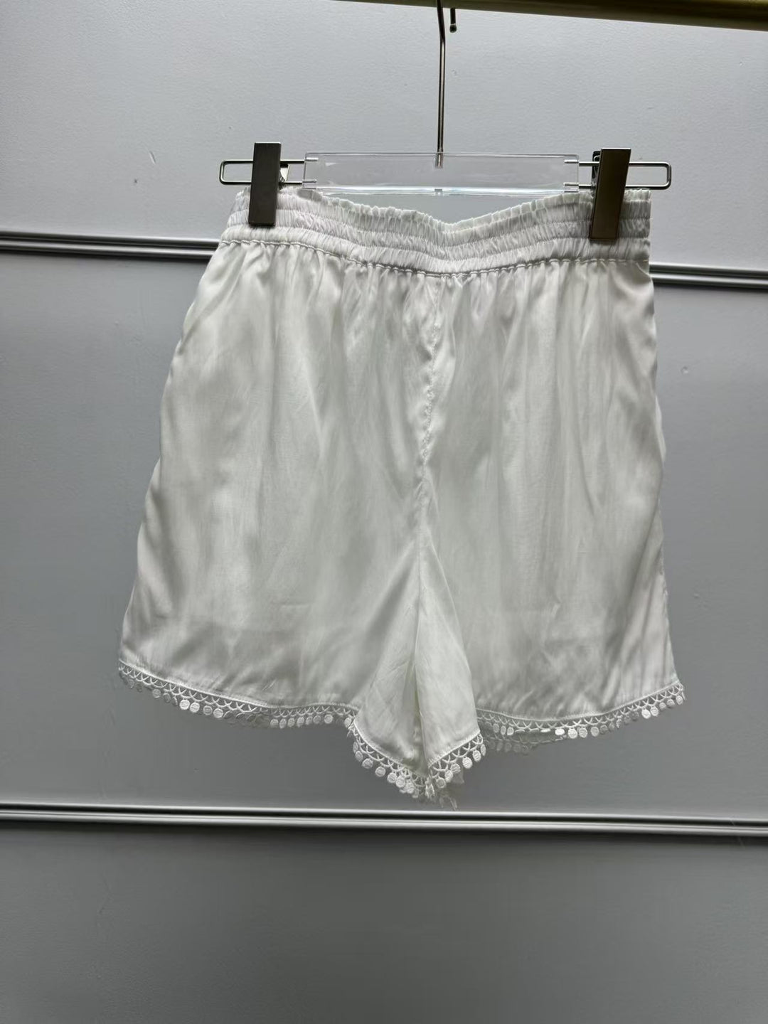 Dame luftig bluse med dekorativ broderet halslinje og rynkede afslutninger Stilla