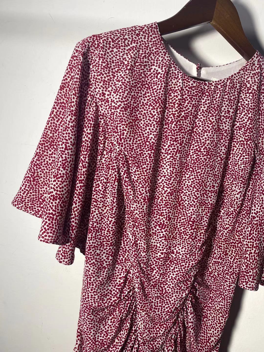 Dame omslagkjole med raffineret flæsedesign og moderne mønstermix Stilla