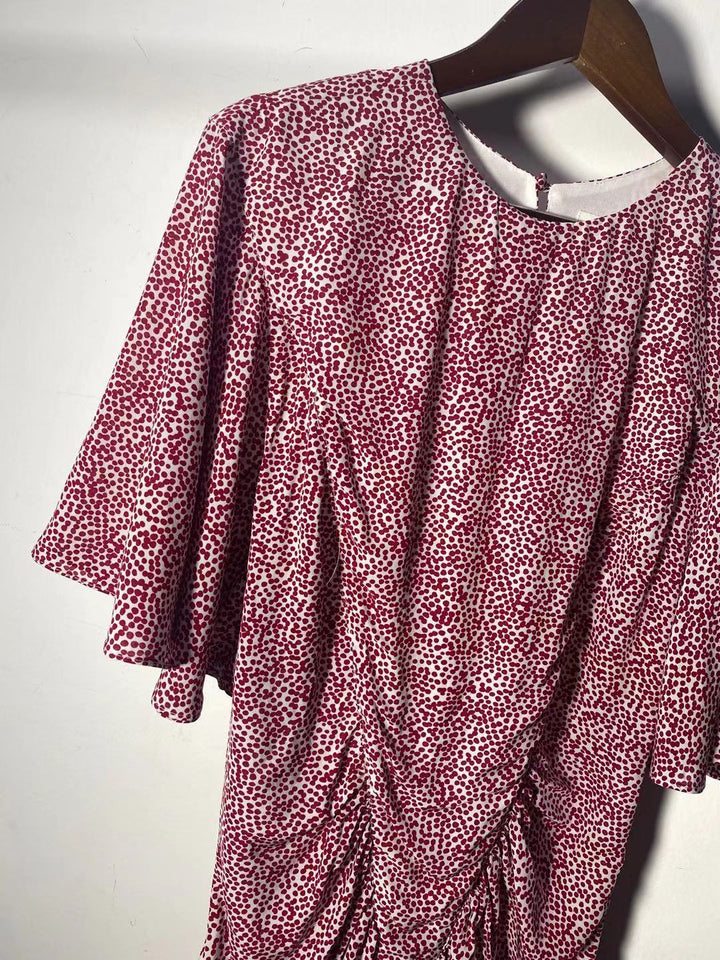 Dame omslagkjole med raffineret flæsedesign og moderne mønstermix Stilla