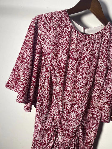 Dame omslagkjole med raffineret flæsedesign og moderne mønstermix Stilla