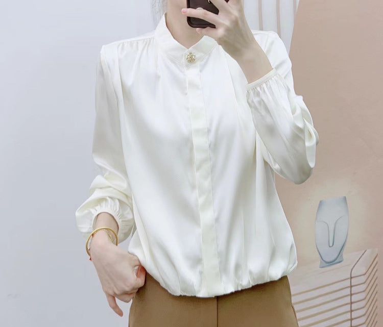 Damebluse med høj krave og elegante flæsedetaljer Stilla