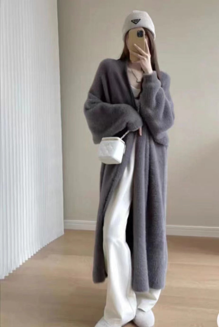 Kvinders Fluffy Maxi Cardigan med Dyb V-Hals og Oversized Silhuet Stilla