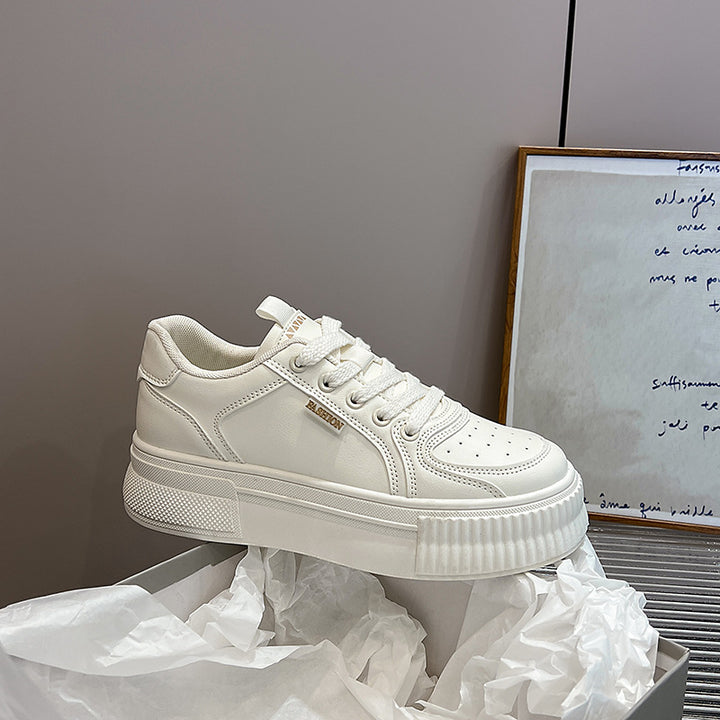 Dame Elegant Plateau-Sneaker med åndbar overfladestruktur og modeaccentuer Stilla