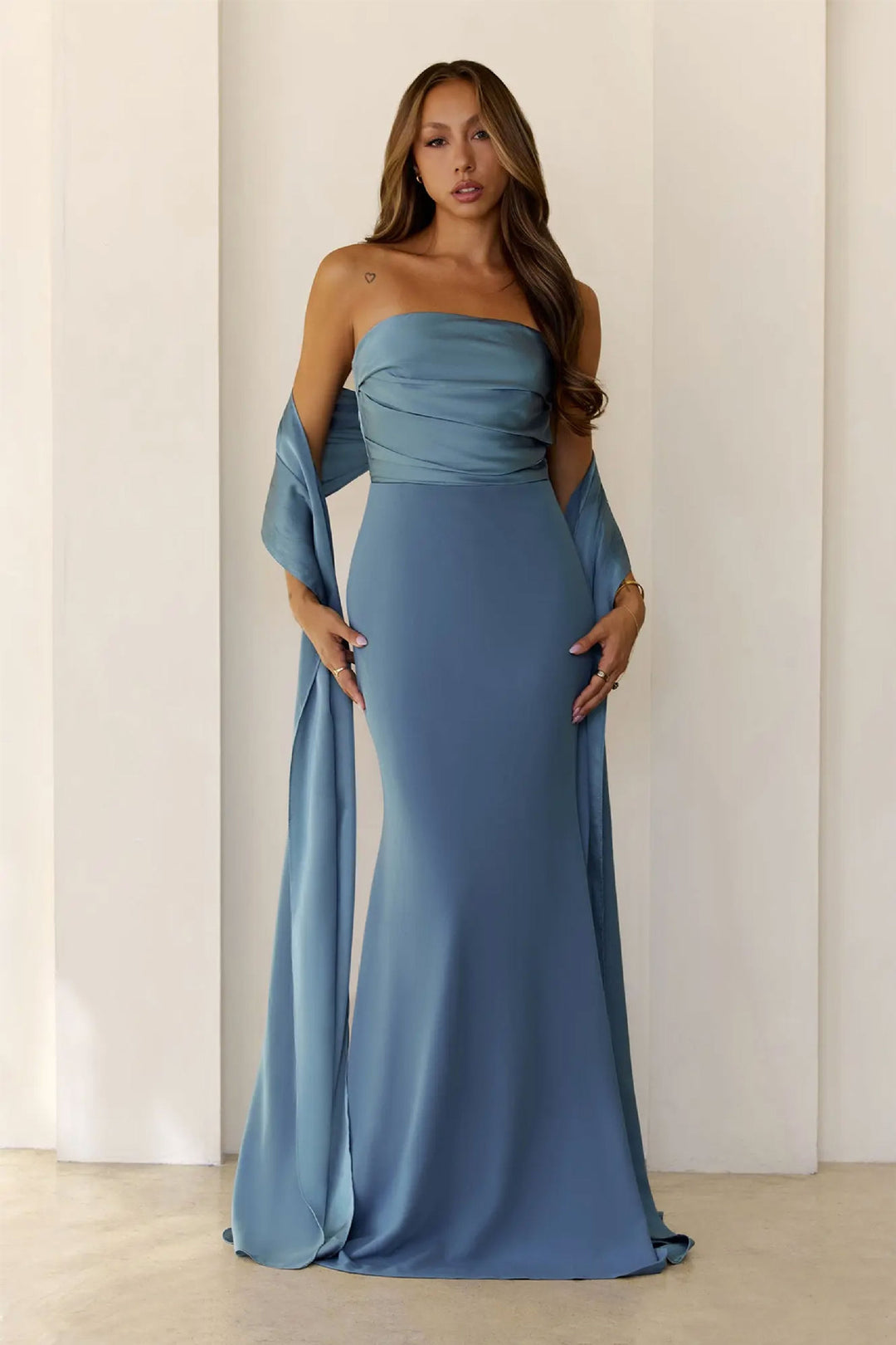 Dame elegante aften kjole med bare skuldre og flydende stof Skovae