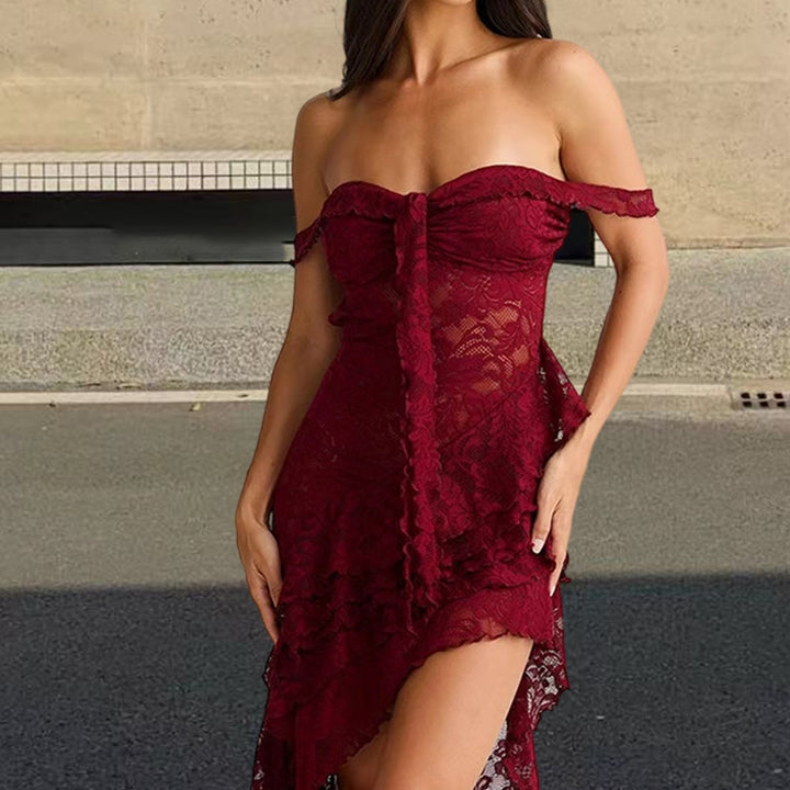 Kvindernes asymmetrisk blondekjole med forfinede flæse detaljer og off-shoulder design