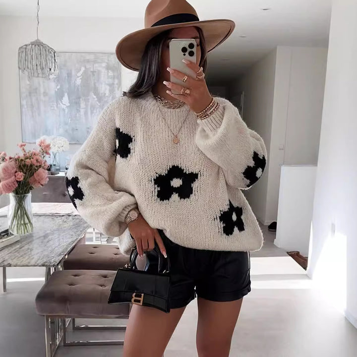 Dame hyggelig strikket sweater med unikt blomsterdesign Stilla