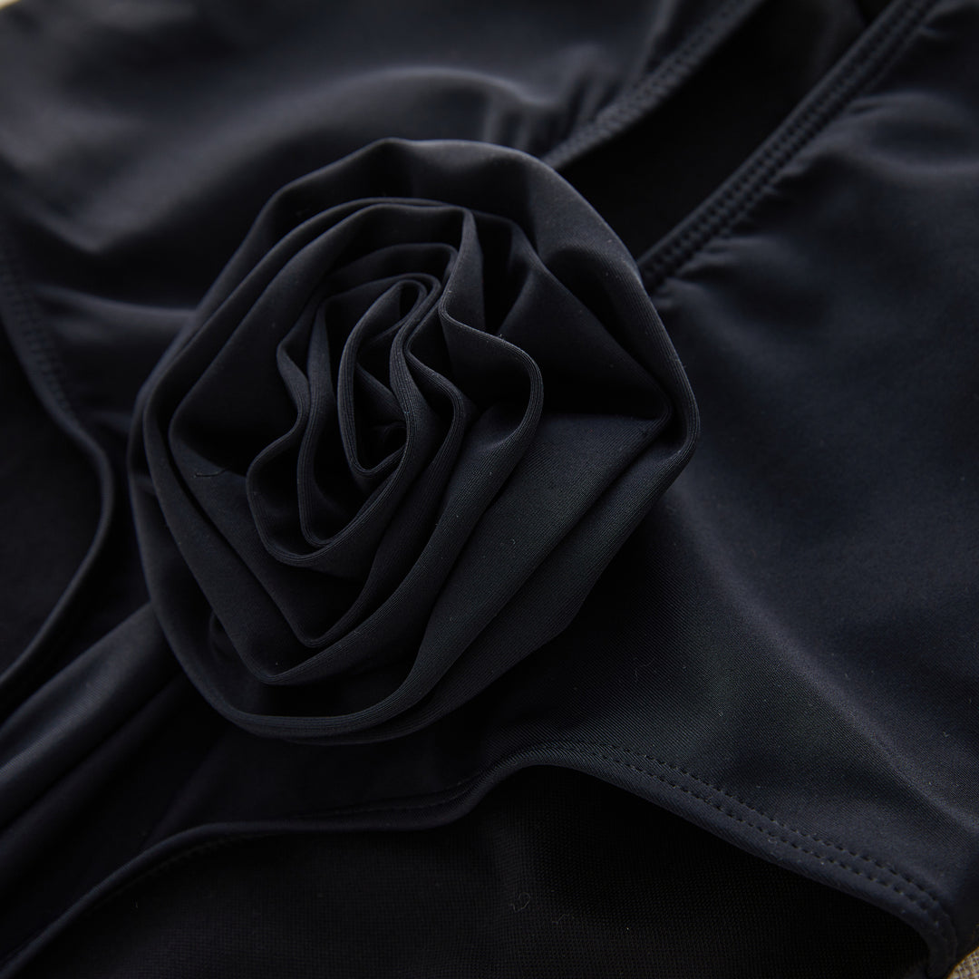 Dame Enkelt Dé Badeanstalt med forførende Cut-Out-design og stilfulde Blomsterapplikationer Stilla