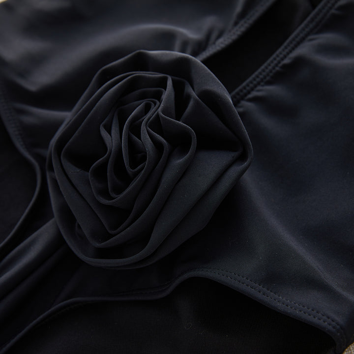 Dame Enkelt Dé Badeanstalt med forførende Cut-Out-design og stilfulde Blomsterapplikationer Stilla