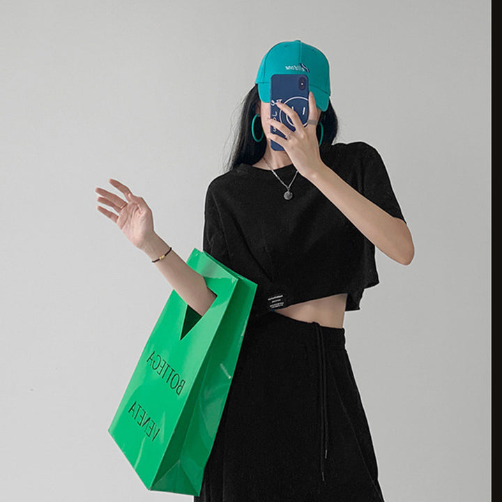 Kvinders cropped t-shirt med en afslappet pasform og moderne detaljer