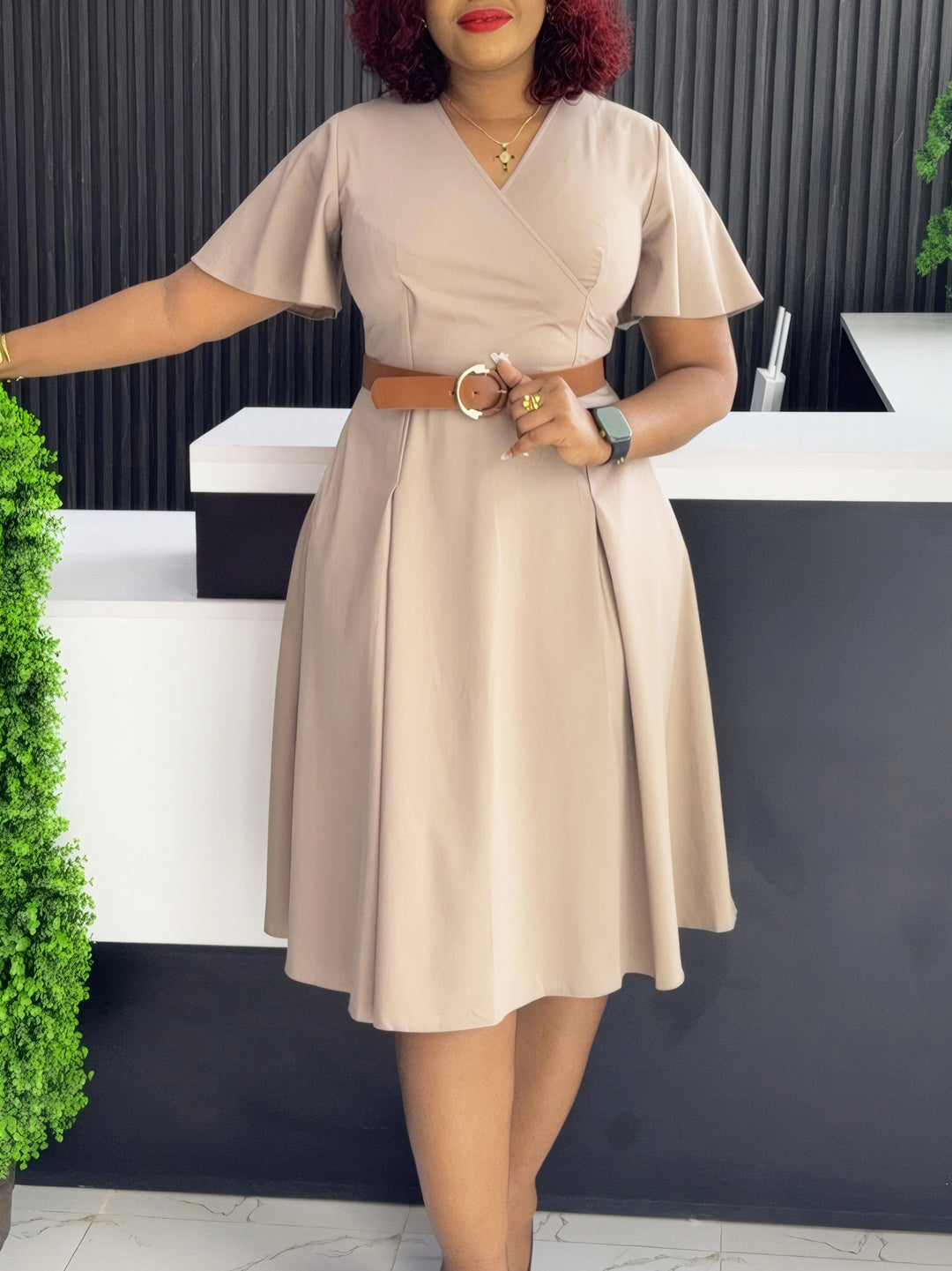 Dame svingkjole med elegant V-udskæring og vid skirt Stilla