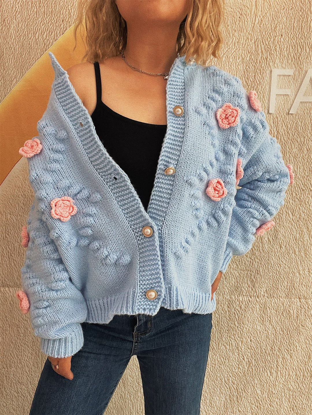 Dame cardigan med blomsterapplikationer og perleknapper Stilla