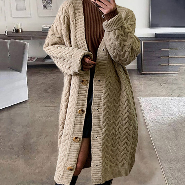 Kvindernes strik cardigan med voluminøst kabeldesign og praktiske knaplukninger Stilla