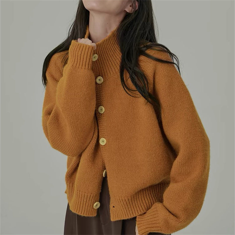 Kvinders knælange cardigan med opretstående krave og trendy træknapper Stilla