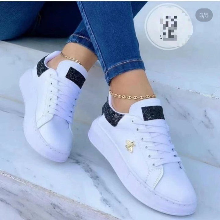 Dame mode sneakers med glitrende accenter og åndbart overmateriale Stilla
