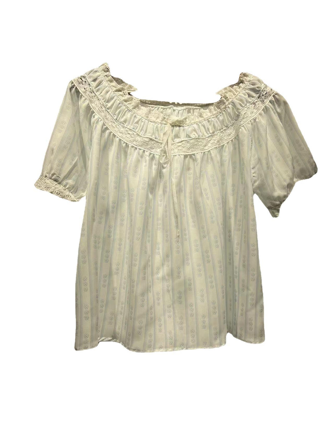 Damebluse med romantisk flæse-design og fine hæklede dekorationer Stilla