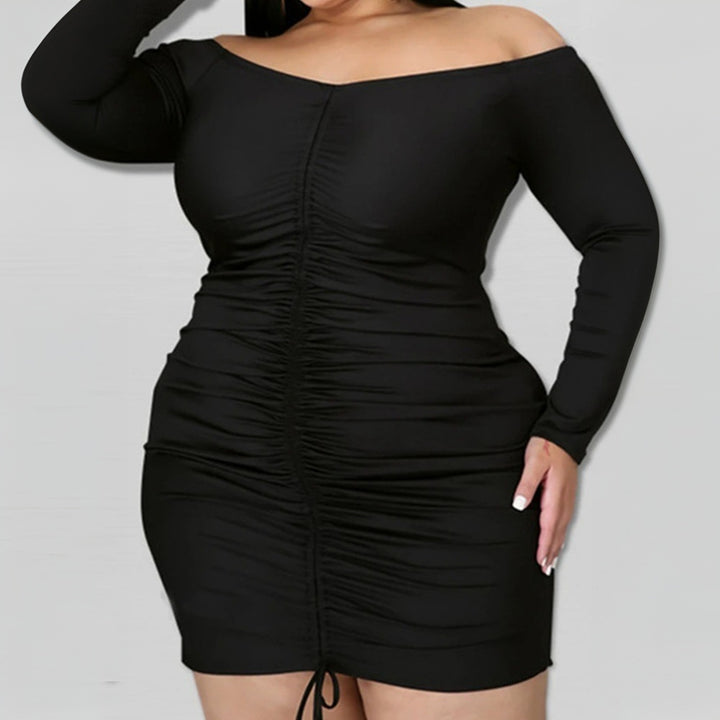 Dame tætsiddende minikjole med off-shoulder design og drapering Stilla