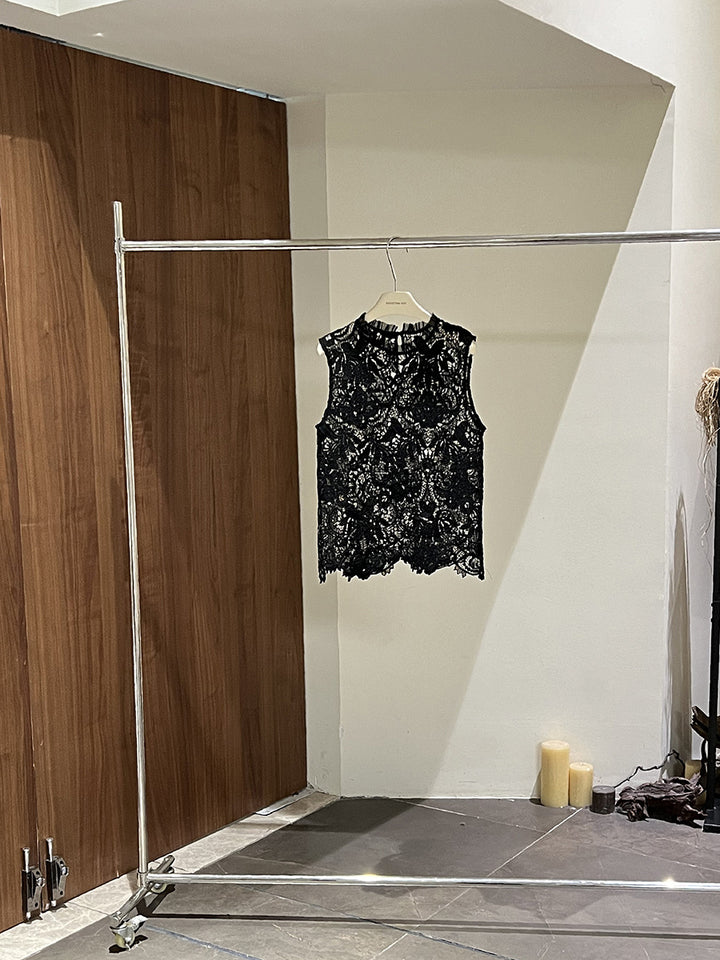 Dame spids top med elegant snit og fine detaljer Stilla