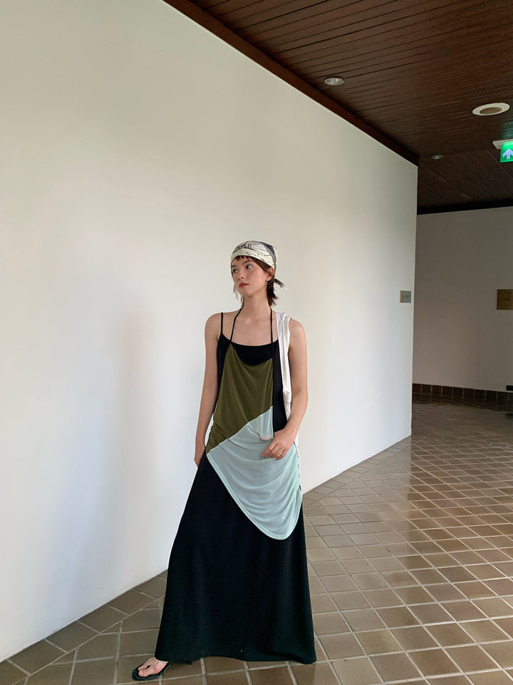 Dame Maxikjole med asymmetrisk drapering og moderne design Stilla