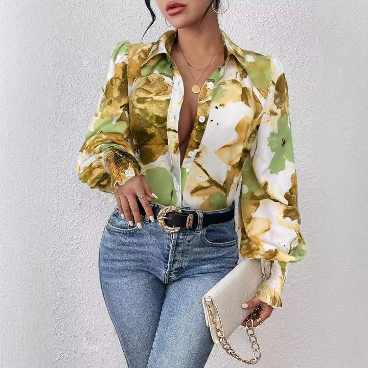Dame elegant bluse med farverigt floralt design og afslappede puffærmer Stilla