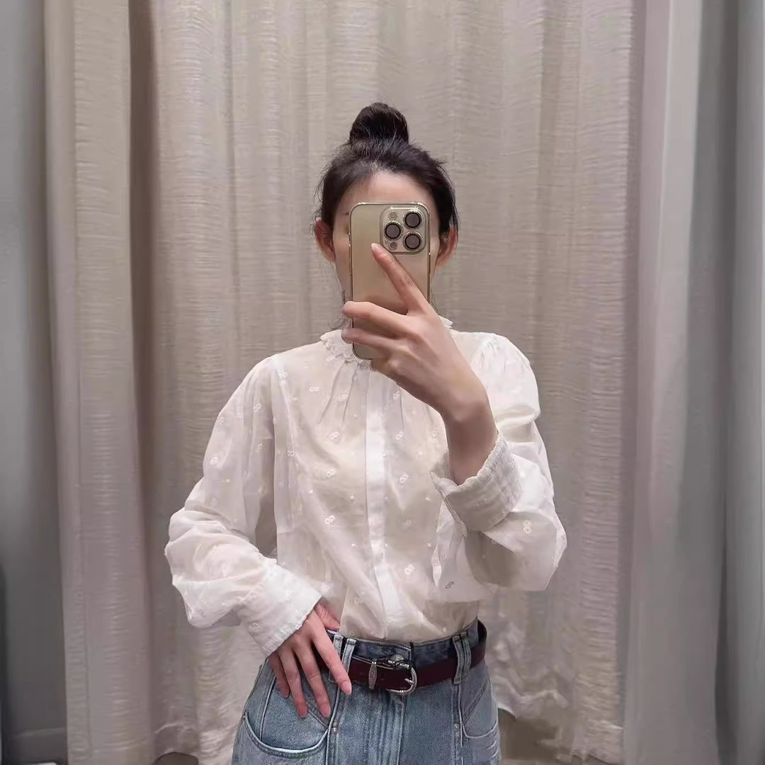 Damebluse med romantisk flæsedetalje Stilla