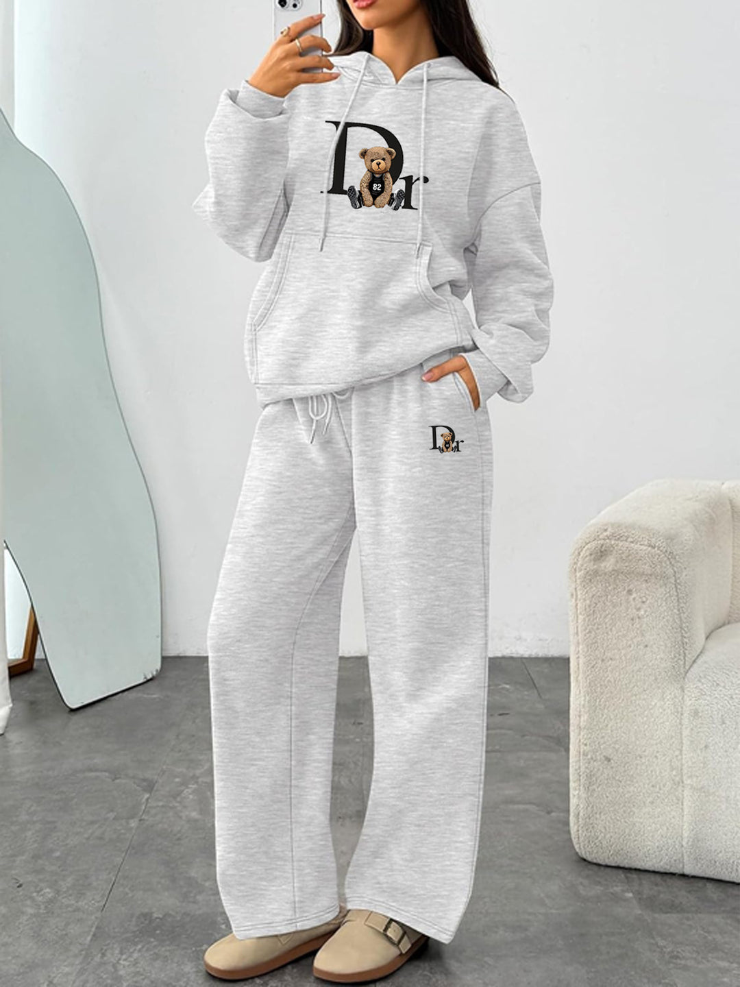 Kvinders afslappede hoodie sæt med et charmerende bjørnemotiv og behagelig pasform Skovae