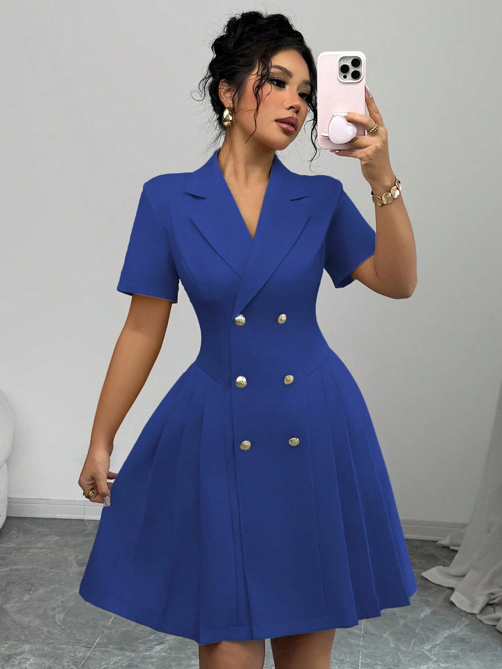 Dame klassisk knapkjole med figursyet snit og plisseret skirt Stilla