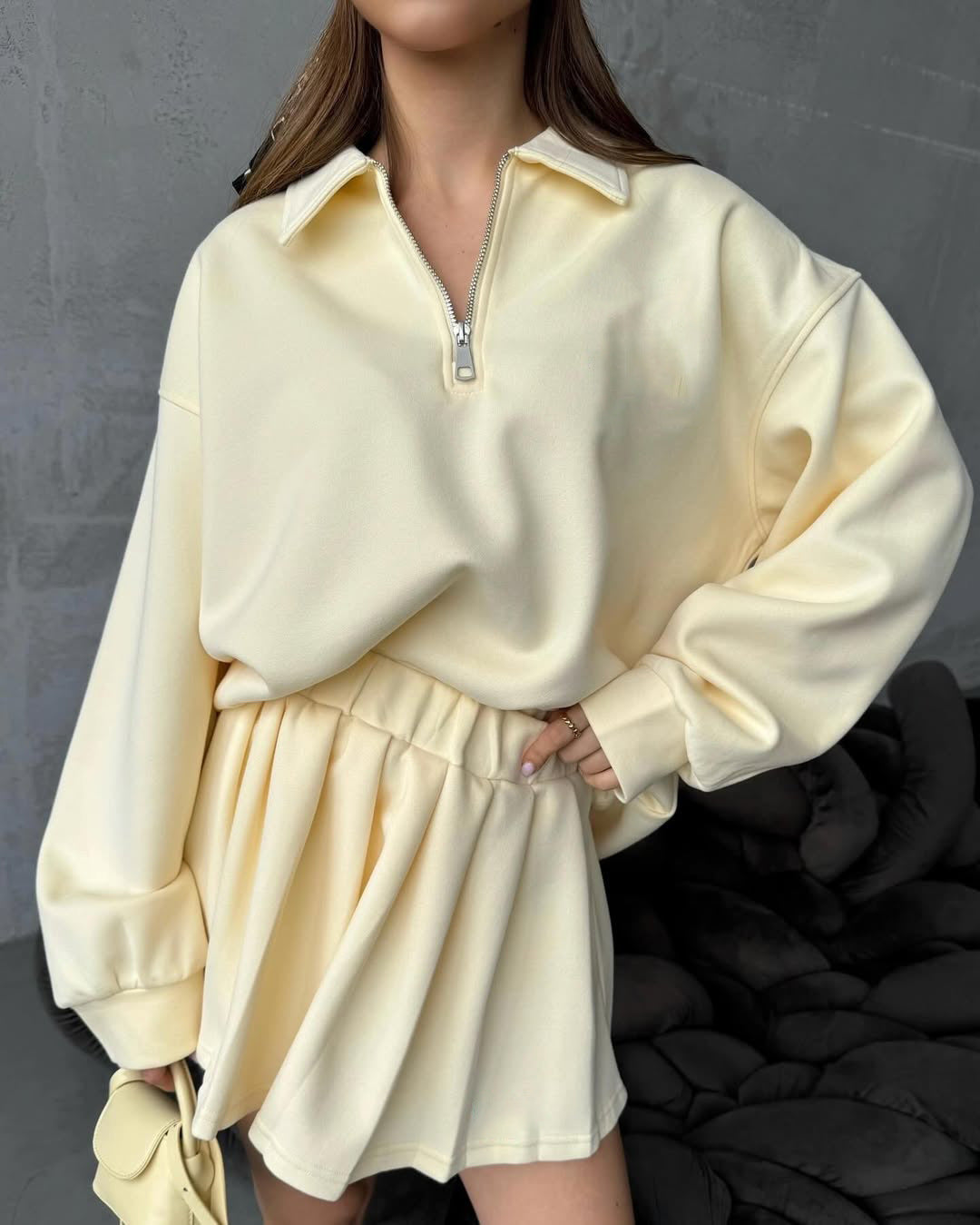 Dame sporty oversized pullover med kort lynlås og ribbede detaljer Skovae