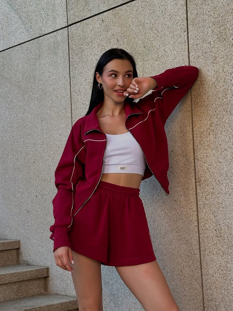 Kvinders sporty sæt lavet af blødt bomuldsstof med cropped top og shorts Skovae