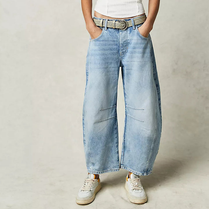 Dame Bredskåret Jeansbukser med modisk Brugt-Look og særlige Detaljer Stilla