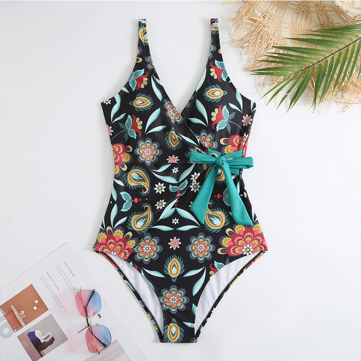 Dame badedragt med blomsterprint omslagskørt og feminint design Stilla