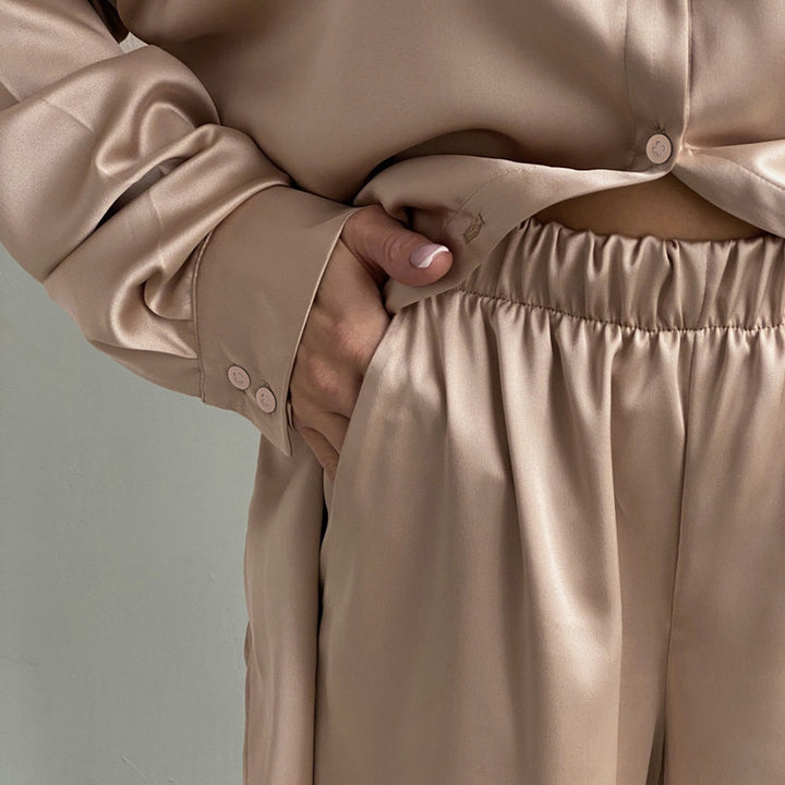 Dame Satin Pyjamasæt med elegant snit og afslappede detaljer Stilla