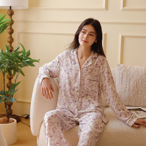 Dame Silke Pyjamas med blomstermønster og elegant knaplukning Stilla