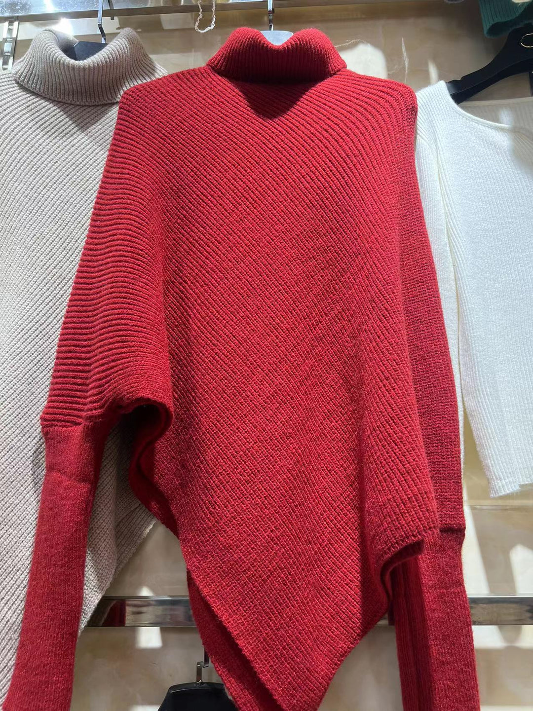 Kvinders oversized strikpullover med asymmetrisk snit og fin ribstruktur Stilla