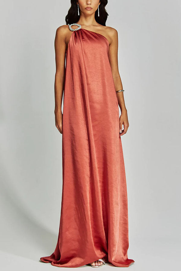 Dame Elegant off-shoulder aftenkjole med flydende stof og glitrende broche Stiila