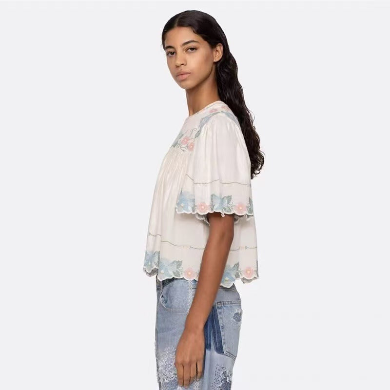 Damebluse med romantiske spidsapplikationer og elegante rufledetaljer Stilla
