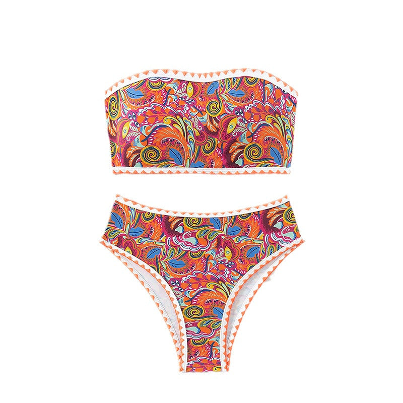 Dame Bandeau-bikini med farverigt psykedelisk design og elegante flæser Skovae