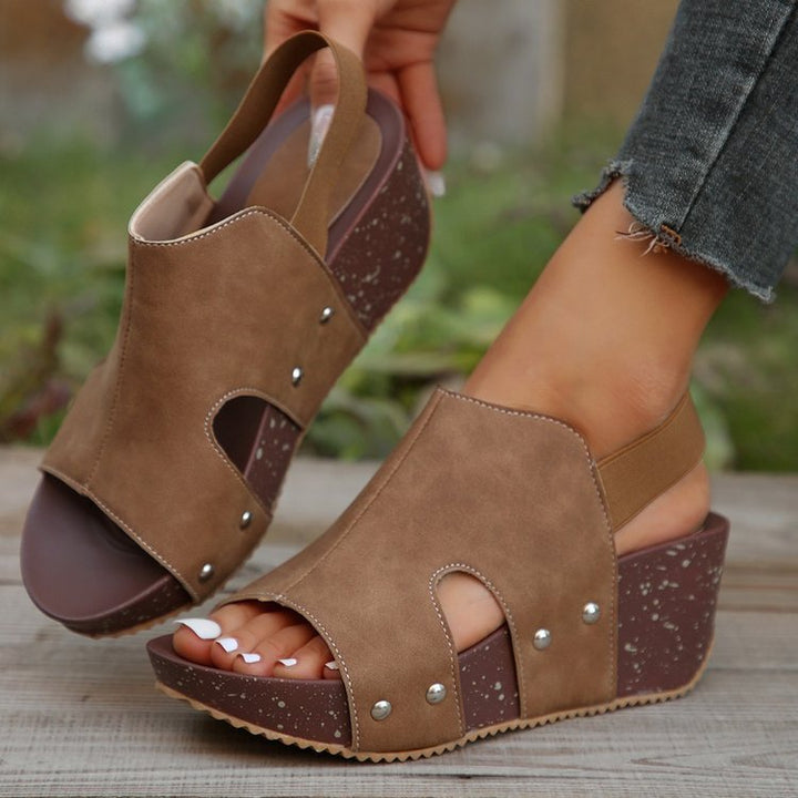 Dame wedge-sandaler med skridsikker sål og elegante detaljer Stilla