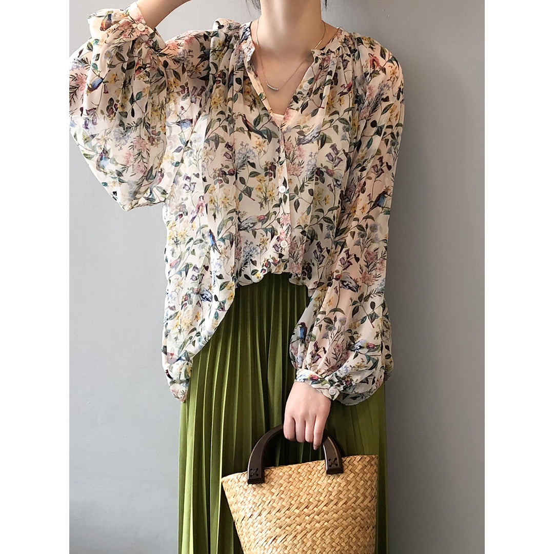 Dame luftig bluse med blomstret design og raffineret knaplukning Stilla