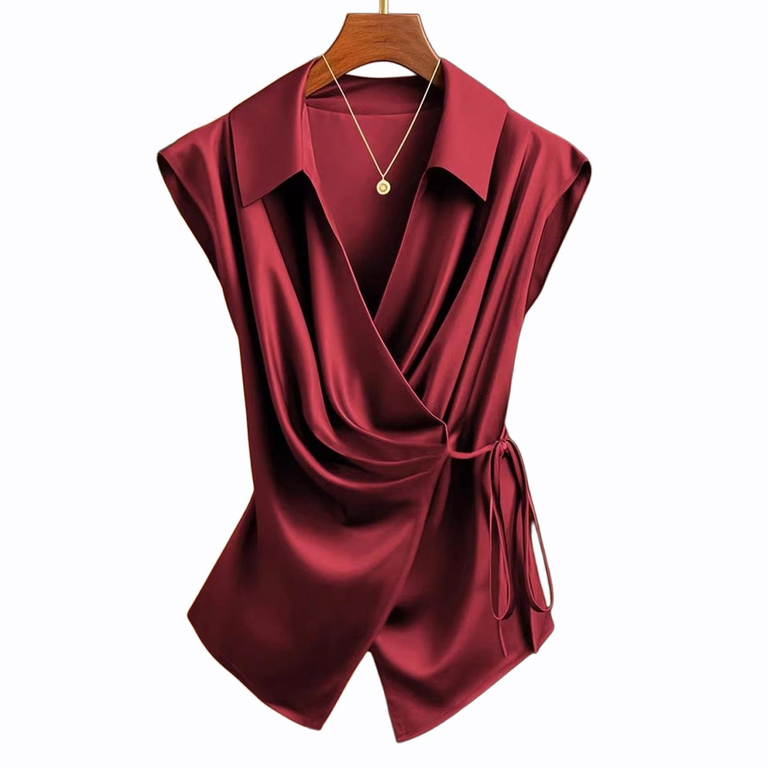 Damebluse med elegant indpakningsudseende og flydende satin fald Skovae