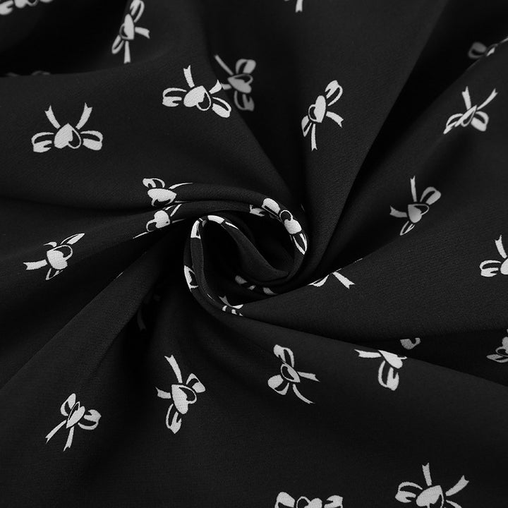 Damekjole med figursyet snit og legende blomsterdesign Stilla
