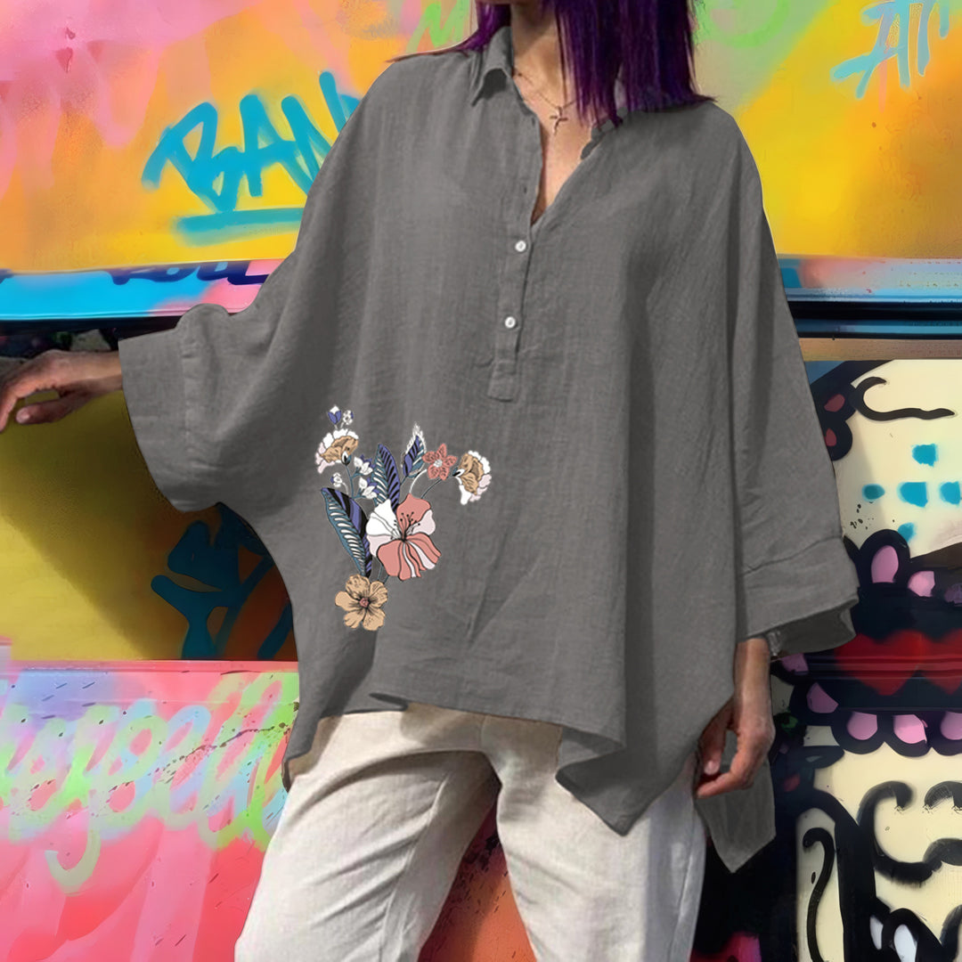 Damebluse i oversized stil med blomsterdesign Stilla