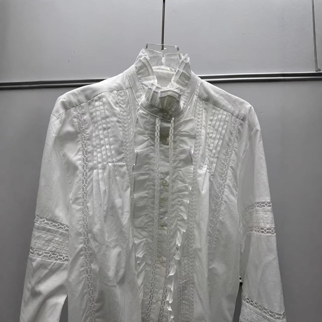 Damebluse med fine flæser og elegante broderidetaljer Stilla