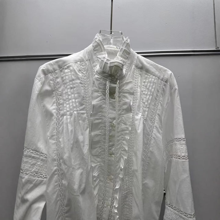 Damebluse med fine flæser og elegante broderidetaljer Stilla