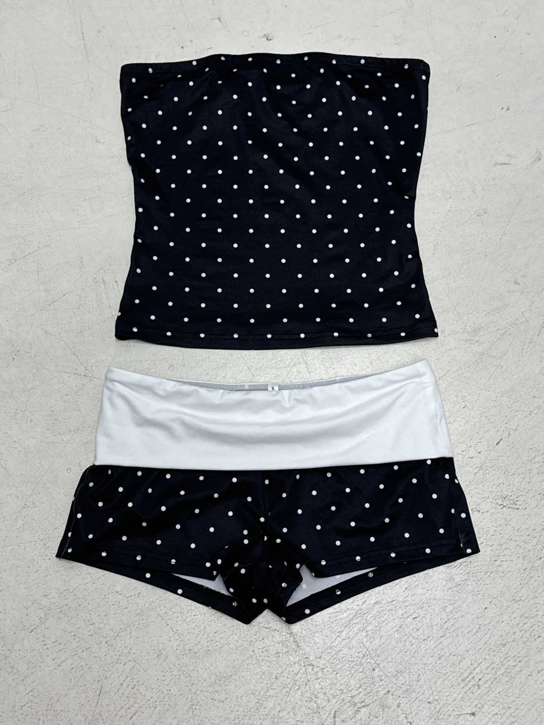 Damen Bandeau-Badeanzug mit Polka Dots und Shorts Skovae